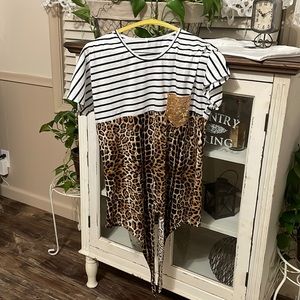 Women’s leopard and striped short sleeve top size small tie at the bottom
